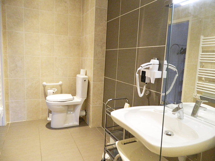 Chambre accessible aux personnes à mobilité réduite